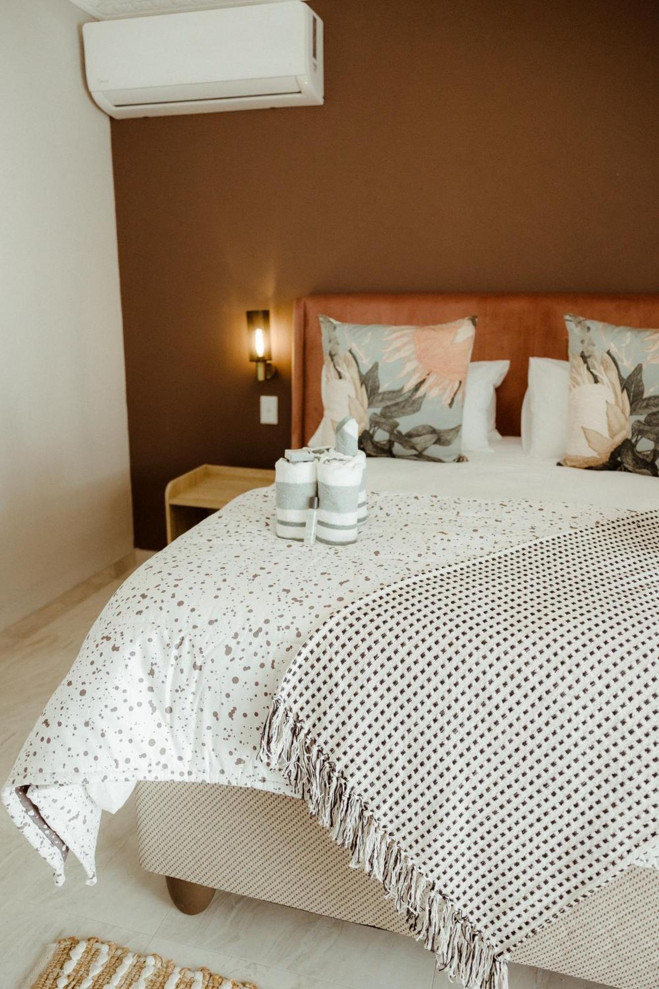 Out Of Africa Town Lodge Otjiwarongo Kültér fotó